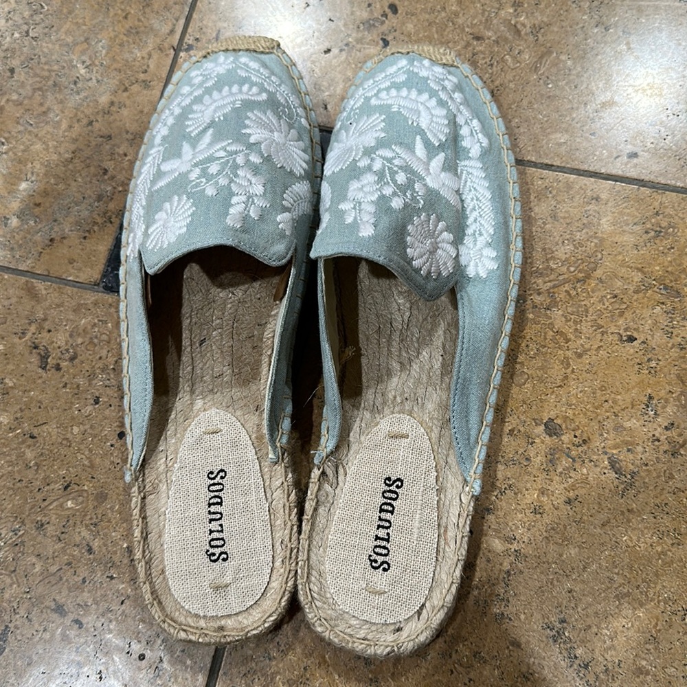 Brand new Soludos slip on espadrilles! Beautiful white floral embroidery!